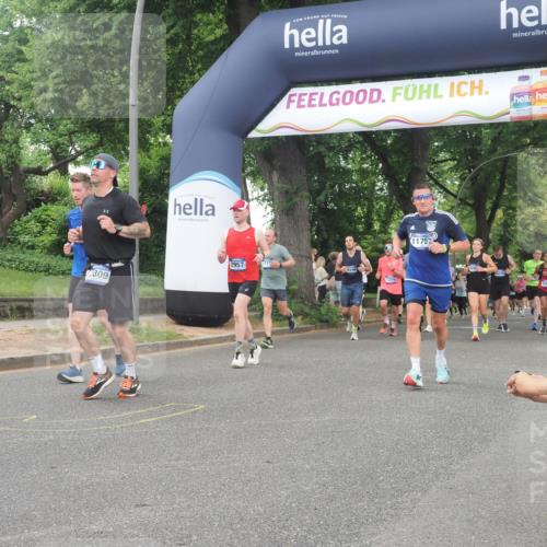 29.06.2025 - hella hamburg halbmarathon KatJ http://msf.ph/oto/8514079 29.06.2025 10:45:59 Zwischen KM18-KM19 1285, 2006, 2957, 7259 meine-sportfotos.de