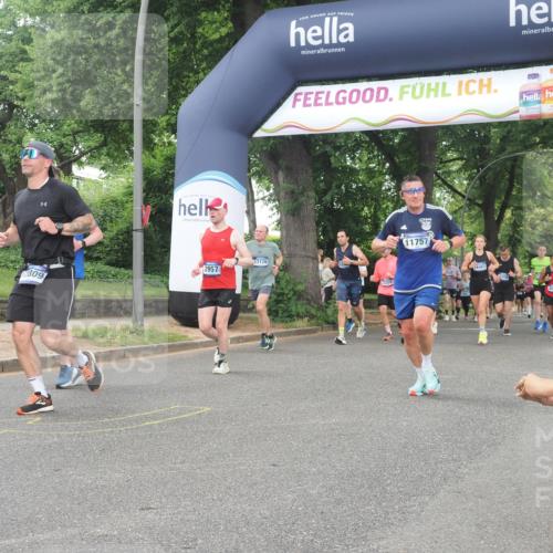 29.06.2025 - hella hamburg halbmarathon KatJ http://msf.ph/oto/8514088 29.06.2025 10:45:59 Zwischen KM18-KM19 1285, 2006, 2957, 7259 meine-sportfotos.de