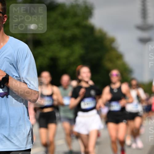 29.06.2025 - hella hamburg halbmarathon Dr. Thomas Lammeyer http://msf.ph/oto/8514089 29.06.2025 10:02:14 Kennedybrücke 1034, 1285, 1815, 2029, 2034, 2070, 2417, 2711, 3041, 3114, 3251, 3819, 3859, 4903, 5259, 5305, 5378, 5721, 5775, 5894, 6164, 6272, 6433, 6580, 6754, 6897, 7065, 7409, 7509, 7732, 7856, 7896, 8311, 8449, 8508, 8590, 8825, 9012, 9057, 9562, 9656, 9770, 10084, 11208, 11214, 11310, 11416 meine-sportfotos.de