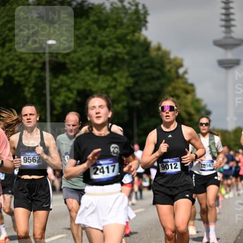 29.06.2025 - hella hamburg halbmarathon Dr. Thomas Lammeyer http://msf.ph/oto/8514109 29.06.2025 10:02:15 Kennedybrücke 1034, 1285, 1815, 2029, 2034, 2070, 2417, 2656, 2711, 3041, 3114, 3251, 3819, 3859, 4903, 5259, 5305, 5378, 5721, 5775, 5894, 6164, 6272, 6433, 6580, 6754, 6877, 6897, 7065, 7369, 7409, 7509, 7732, 7856, 7896, 8311, 8393, 8449, 8590, 8825, 9012, 9057, 9562, 9770, 10084, 11208, 11214, 11310, 11416 meine-sportfotos.de