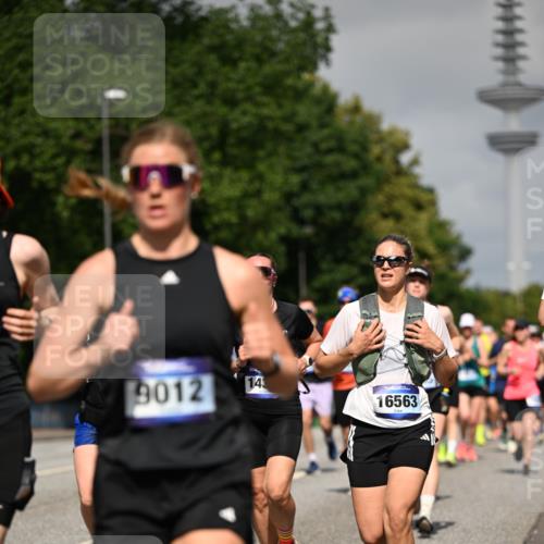 29.06.2025 - hella hamburg halbmarathon Dr. Thomas Lammeyer http://msf.ph/oto/8514166 29.06.2025 10:02:17 Kennedybrücke 1034, 1285, 1815, 2029, 2034, 2070, 2417, 2518, 2656, 2711, 2883, 3041, 3114, 3819, 3859, 4903, 5077, 5259, 5305, 5378, 5721, 5775, 5894, 6272, 6433, 6580, 6754, 6877, 6897, 7065, 7369, 7409, 7509, 7732, 7856, 7896, 8311, 8393, 8449, 8590, 8825, 9012, 9562, 9770, 10084, 11214, 11310, 11416 meine-sportfotos.de