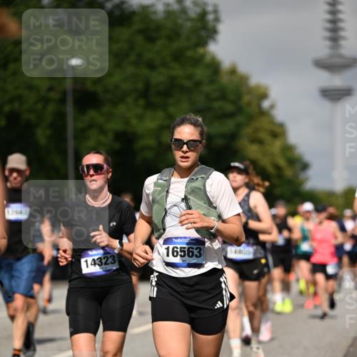 29.06.2025 - hella hamburg halbmarathon Dr. Thomas Lammeyer http://msf.ph/oto/8514196 29.06.2025 10:02:18 Kennedybrücke 1034, 1285, 1727, 1815, 2029, 2034, 2070, 2417, 2518, 2656, 2711, 2883, 3041, 3114, 3819, 3859, 4903, 5077, 5259, 5305, 5378, 5721, 5775, 5894, 6272, 6433, 6580, 6754, 6877, 6897, 7065, 7369, 7409, 7509, 7732, 7856, 7896, 8311, 8393, 8449, 8590, 8825, 9012, 9562, 9770, 10084, 11214, 11310, 11416 meine-sportfotos.de