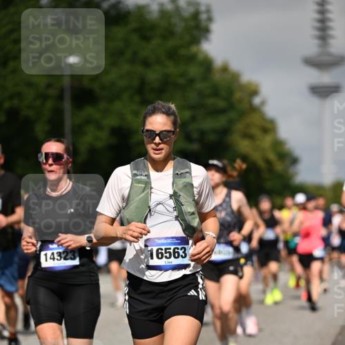 29.06.2025 - hella hamburg halbmarathon Dr. Thomas Lammeyer http://msf.ph/oto/8514208 29.06.2025 10:02:18 Kennedybrücke 1034, 1285, 1727, 1815, 2029, 2034, 2070, 2417, 2518, 2656, 2711, 2883, 3041, 3114, 3819, 3859, 4903, 5077, 5259, 5305, 5378, 5721, 5775, 5894, 6272, 6433, 6580, 6754, 6877, 6897, 7065, 7369, 7409, 7509, 7732, 7856, 7896, 8311, 8393, 8449, 8590, 8825, 9012, 9562, 9770, 10084, 11214, 11310, 11416 meine-sportfotos.de