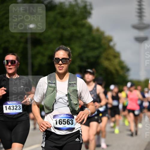 29.06.2025 - hella hamburg halbmarathon Dr. Thomas Lammeyer http://msf.ph/oto/8514216 29.06.2025 10:02:18 Kennedybrücke 1034, 1285, 1727, 1815, 2029, 2034, 2070, 2417, 2518, 2656, 2711, 2883, 3041, 3114, 3819, 3859, 4903, 5077, 5259, 5305, 5378, 5721, 5775, 5894, 6272, 6433, 6580, 6754, 6877, 6897, 7065, 7369, 7409, 7509, 7732, 7856, 7896, 8311, 8393, 8449, 8590, 8825, 9012, 9562, 9770, 10084, 11214, 11310, 11416 meine-sportfotos.de