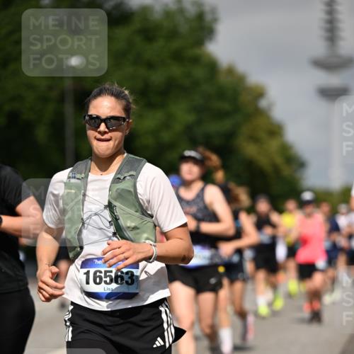29.06.2025 - hella hamburg halbmarathon Dr. Thomas Lammeyer http://msf.ph/oto/8514225 29.06.2025 10:02:18 Kennedybrücke 1034, 1285, 1727, 1815, 2029, 2034, 2070, 2417, 2518, 2656, 2711, 2883, 3041, 3114, 3819, 3859, 4903, 5077, 5259, 5305, 5378, 5721, 5775, 5894, 6272, 6433, 6580, 6754, 6877, 6897, 7065, 7369, 7409, 7509, 7732, 7856, 7896, 8311, 8393, 8449, 8590, 8825, 9012, 9562, 9770, 10084, 11214, 11310, 11416 meine-sportfotos.de
