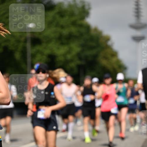29.06.2025 - hella hamburg halbmarathon Dr. Thomas Lammeyer http://msf.ph/oto/8514298 29.06.2025 10:02:21 Kennedybrücke 1034, 1285, 1727, 1815, 2029, 2034, 2070, 2417, 2518, 2656, 2711, 2883, 3041, 3114, 3334, 3819, 3859, 4167, 4903, 5077, 5259, 5305, 5378, 5721, 5775, 5894, 6272, 6433, 6580, 6592, 6754, 6759, 6877, 7065, 7369, 7732, 7856, 7896, 8311, 8393, 8590, 8825, 9012, 9562, 9770, 10084, 11214, 11310, 11416 meine-sportfotos.de