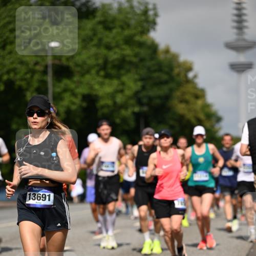 29.06.2025 - hella hamburg halbmarathon Dr. Thomas Lammeyer http://msf.ph/oto/8514309 29.06.2025 10:02:21 Kennedybrücke 1034, 1285, 1727, 1815, 2029, 2034, 2070, 2417, 2518, 2656, 2711, 2883, 3041, 3114, 3334, 3819, 3859, 4167, 4903, 5077, 5259, 5305, 5378, 5721, 5775, 5894, 6272, 6433, 6580, 6592, 6754, 6759, 6877, 7065, 7369, 7732, 7856, 7896, 8311, 8393, 8590, 8825, 9012, 9562, 9770, 10084, 11214, 11310, 11416 meine-sportfotos.de