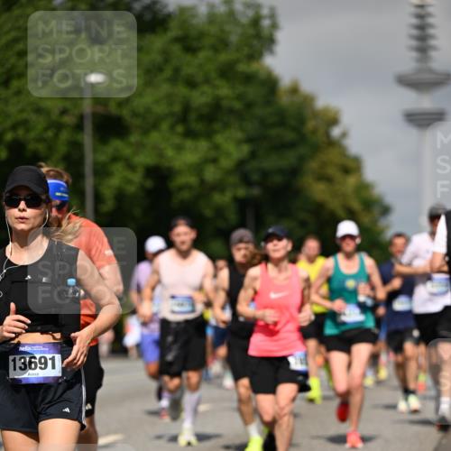 29.06.2025 - hella hamburg halbmarathon Dr. Thomas Lammeyer http://msf.ph/oto/8514320 29.06.2025 10:02:21 Kennedybrücke 1034, 1285, 1727, 1815, 2029, 2034, 2070, 2417, 2518, 2656, 2711, 2883, 3041, 3114, 3334, 3819, 3859, 4167, 4903, 5077, 5259, 5305, 5378, 5721, 5775, 5894, 6272, 6433, 6580, 6592, 6754, 6759, 6877, 7065, 7369, 7732, 7856, 7896, 8311, 8393, 8590, 8825, 9012, 9562, 9770, 10084, 11214, 11310, 11416 meine-sportfotos.de
