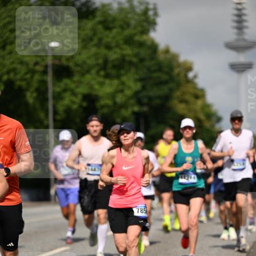 29.06.2025 - hella hamburg halbmarathon Dr. Thomas Lammeyer http://msf.ph/oto/8514346 29.06.2025 10:02:22 Kennedybrücke 1034, 1285, 1727, 1815, 2029, 2034, 2417, 2518, 2656, 2711, 2883, 3041, 3114, 3334, 3819, 3859, 4167, 4903, 5077, 5259, 5305, 5378, 5721, 5775, 5894, 6272, 6433, 6580, 6592, 6657, 6754, 6759, 6877, 7065, 7369, 7732, 7856, 7896, 8311, 8393, 8590, 8825, 9012, 9562, 9770, 10084, 11214, 11310, 11416 meine-sportfotos.de