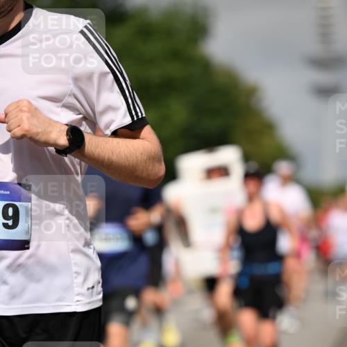 29.06.2025 - hella hamburg halbmarathon Dr. Thomas Lammeyer http://msf.ph/oto/8514496 29.06.2025 10:02:26 Kennedybrücke 1034, 1285, 1727, 1815, 2029, 2034, 2417, 2518, 2656, 2711, 2883, 3041, 3114, 3334, 3819, 3859, 3952, 4152, 4167, 4903, 5077, 5259, 5305, 5378, 5721, 5775, 5894, 6272, 6433, 6580, 6592, 6657, 6754, 6759, 6877, 7369, 7732, 7856, 8311, 8393, 8825, 9012, 9562, 9770, 10084, 10724, 11214 meine-sportfotos.de
