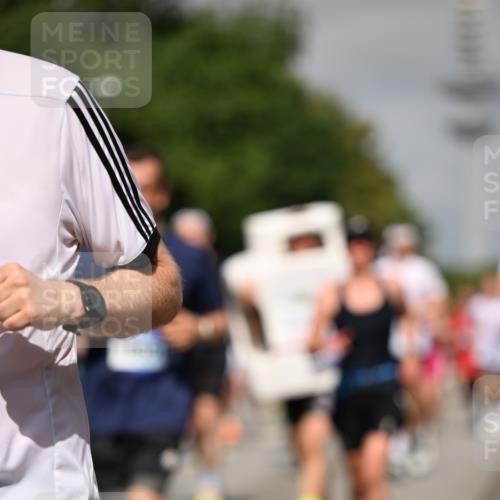 29.06.2025 - hella hamburg halbmarathon Dr. Thomas Lammeyer http://msf.ph/oto/8514501 29.06.2025 10:02:27 Kennedybrücke 1034, 1285, 1410, 1727, 1815, 2029, 2034, 2417, 2518, 2656, 2883, 3041, 3114, 3334, 3819, 3859, 3952, 4152, 4167, 4903, 5077, 5259, 5305, 5378, 5721, 5775, 6272, 6294, 6433, 6580, 6592, 6657, 6754, 6759, 6877, 7369, 7732, 7856, 8311, 8393, 8825, 9012, 9562, 9770, 10084, 10724, 11214 meine-sportfotos.de