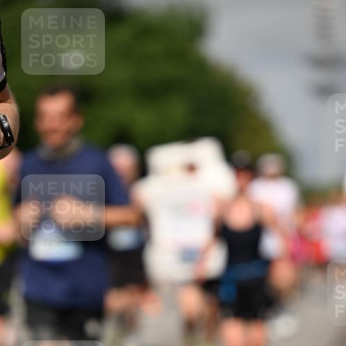 29.06.2025 - hella hamburg halbmarathon Dr. Thomas Lammeyer http://msf.ph/oto/8514506 29.06.2025 10:02:27 Kennedybrücke 1034, 1285, 1410, 1727, 1815, 2029, 2034, 2417, 2518, 2656, 2883, 3041, 3114, 3334, 3819, 3859, 3952, 4152, 4167, 4903, 5077, 5259, 5305, 5378, 5721, 5775, 6272, 6294, 6433, 6580, 6592, 6657, 6754, 6759, 6877, 7369, 7732, 7856, 8311, 8393, 8825, 9012, 9562, 9770, 10084, 10724, 11214 meine-sportfotos.de