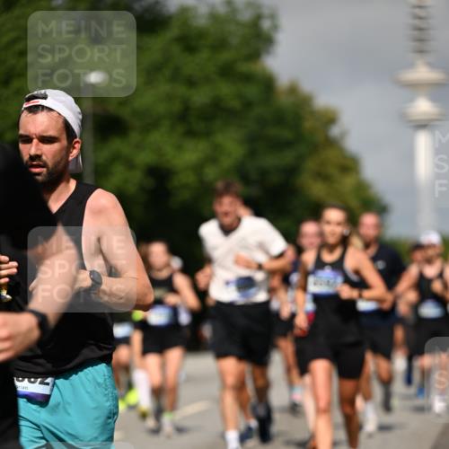 29.06.2025 - hella hamburg halbmarathon Dr. Thomas Lammeyer http://msf.ph/oto/8514851 29.06.2025 10:02:36 Kennedybrücke 1034, 1285, 1410, 1727, 1946, 1951, 2034, 2518, 2656, 2840, 2883, 3091, 3097, 3334, 3819, 3859, 3952, 4152, 4167, 5077, 5084, 5259, 5721, 6294, 6433, 6592, 6629, 6657, 6754, 6759, 6877, 7082, 7232, 7369, 7716, 7732, 7856, 8068, 8393, 8639, 8825, 9727, 9770, 10084, 10724, 11212 meine-sportfotos.de