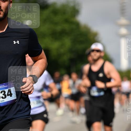 29.06.2025 - hella hamburg halbmarathon Dr. Thomas Lammeyer http://msf.ph/oto/8514997 29.06.2025 10:02:41 Kennedybrücke 1190, 1285, 1410, 1485, 1727, 1946, 1951, 2034, 2518, 2656, 2840, 2883, 2907, 3037, 3091, 3097, 3334, 3715, 3859, 3952, 4152, 4167, 5077, 5084, 5721, 6294, 6433, 6592, 6629, 6657, 6759, 6877, 7082, 7232, 7369, 7716, 7732, 8068, 8322, 8393, 8639, 8721, 9727, 9770, 10724, 11212 meine-sportfotos.de
