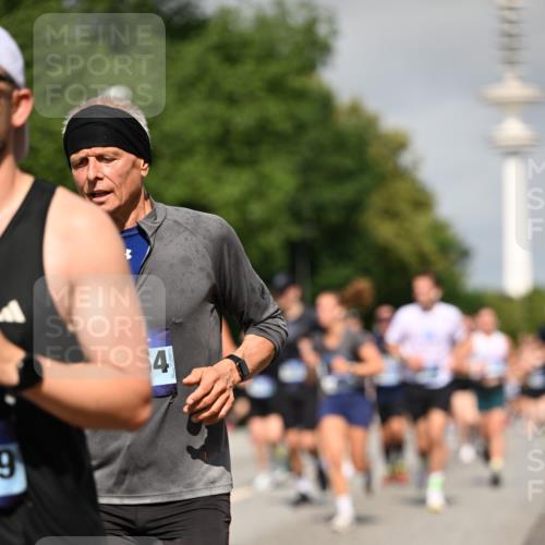 29.06.2025 - hella hamburg halbmarathon Dr. Thomas Lammeyer http://msf.ph/oto/8515063 29.06.2025 10:02:43 Kennedybrücke 1190, 1410, 1485, 1727, 1946, 1951, 1972, 2034, 2518, 2656, 2840, 2883, 2907, 3037, 3091, 3097, 3334, 3715, 3859, 3952, 4152, 4167, 5077, 5084, 5492, 6294, 6399, 6433, 6592, 6629, 6657, 6759, 6877, 7082, 7232, 7369, 7716, 7732, 8068, 8322, 8393, 8639, 8721, 8798, 9727, 9770, 10724, 11212 meine-sportfotos.de