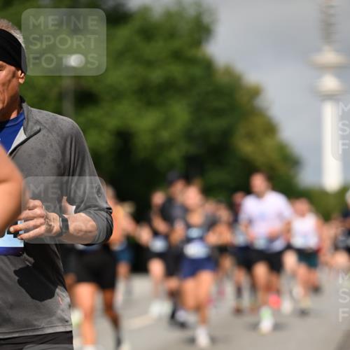 29.06.2025 - hella hamburg halbmarathon Dr. Thomas Lammeyer http://msf.ph/oto/8515085 29.06.2025 10:02:43 Kennedybrücke 1190, 1410, 1485, 1727, 1946, 1951, 1972, 2034, 2518, 2656, 2840, 2883, 2907, 3037, 3091, 3097, 3334, 3715, 3859, 3952, 4152, 4167, 5077, 5084, 5492, 6294, 6399, 6433, 6592, 6629, 6657, 6759, 6877, 7082, 7232, 7369, 7716, 7732, 8068, 8322, 8393, 8639, 8721, 8798, 9727, 9770, 10724, 11212 meine-sportfotos.de