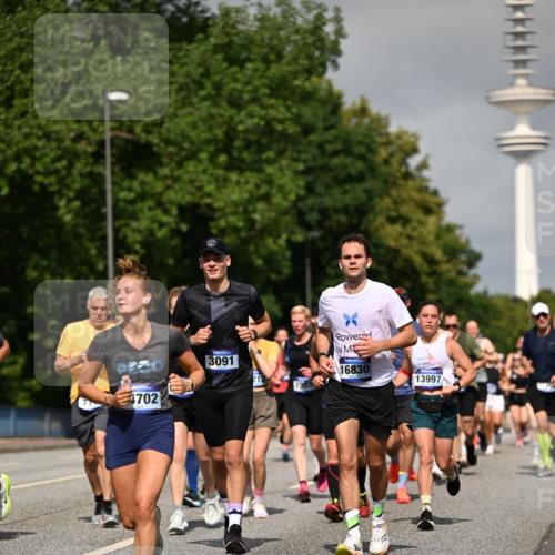 29.06.2025 - hella hamburg halbmarathon Dr. Thomas Lammeyer http://msf.ph/oto/8515129 29.06.2025 10:02:45 Kennedybrücke 1190, 1410, 1485, 1727, 1946, 1951, 1972, 2518, 2656, 2840, 2883, 2907, 3037, 3091, 3097, 3334, 3715, 3952, 4152, 4167, 5077, 5084, 5492, 6294, 6390, 6399, 6592, 6629, 6657, 6759, 6877, 7082, 7232, 7369, 7716, 8068, 8322, 8393, 8639, 8721, 8772, 8798, 9727, 10724, 11212 meine-sportfotos.de