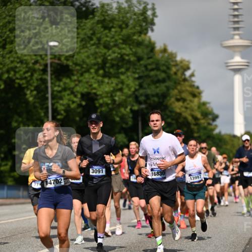 29.06.2025 - hella hamburg halbmarathon Dr. Thomas Lammeyer http://msf.ph/oto/8515135 29.06.2025 10:02:45 Kennedybrücke 1190, 1410, 1485, 1727, 1946, 1951, 1972, 2518, 2656, 2840, 2883, 2907, 3037, 3091, 3097, 3334, 3715, 3952, 4152, 4167, 5077, 5084, 5492, 6294, 6390, 6399, 6592, 6629, 6657, 6759, 6877, 7082, 7232, 7369, 7716, 8068, 8322, 8393, 8639, 8721, 8772, 8798, 9727, 10724, 11212 meine-sportfotos.de