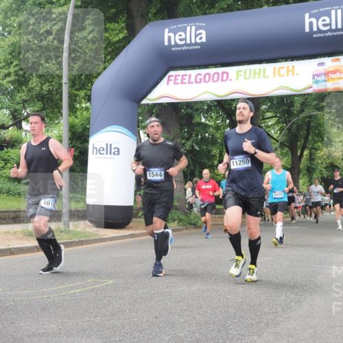 29.06.2025 - hella hamburg halbmarathon KatJ http://msf.ph/oto/8515141 29.06.2025 10:46:39 Zwischen KM18-KM19 1019, 1544, 2426, 2730, 4238, 6033, 6087, 6754 meine-sportfotos.de