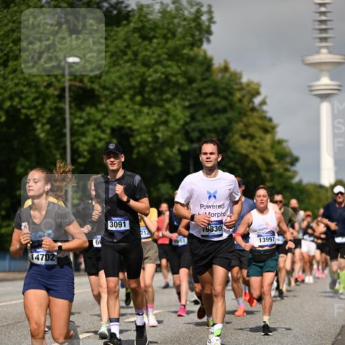 29.06.2025 - hella hamburg halbmarathon Dr. Thomas Lammeyer http://msf.ph/oto/8515148 29.06.2025 10:02:45 Kennedybrücke 1190, 1410, 1485, 1727, 1946, 1951, 1972, 2518, 2656, 2840, 2883, 2907, 3037, 3091, 3097, 3334, 3715, 3952, 4152, 4167, 5077, 5084, 5492, 6294, 6390, 6399, 6592, 6629, 6657, 6759, 6877, 7082, 7232, 7369, 7716, 8068, 8322, 8393, 8639, 8721, 8772, 8798, 9727, 10724, 11212 meine-sportfotos.de