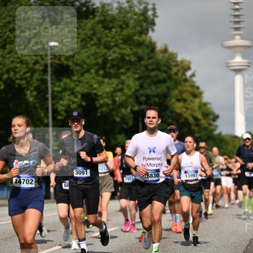 29.06.2025 - hella hamburg halbmarathon Dr. Thomas Lammeyer http://msf.ph/oto/8515154 29.06.2025 10:02:45 Kennedybrücke 1190, 1410, 1485, 1727, 1946, 1951, 1972, 2518, 2656, 2840, 2883, 2907, 3037, 3091, 3097, 3334, 3715, 3952, 4152, 4167, 5077, 5084, 5492, 6294, 6390, 6399, 6592, 6629, 6657, 6759, 6877, 7082, 7232, 7369, 7716, 8068, 8322, 8393, 8639, 8721, 8772, 8798, 9727, 10724, 11212 meine-sportfotos.de
