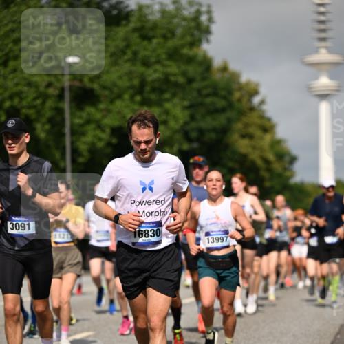 29.06.2025 - hella hamburg halbmarathon Dr. Thomas Lammeyer http://msf.ph/oto/8515221 29.06.2025 10:02:47 Kennedybrücke 1190, 1410, 1485, 1727, 1946, 1951, 1972, 2518, 2840, 2907, 3037, 3091, 3097, 3334, 3715, 3952, 4152, 4167, 5084, 5492, 6294, 6390, 6399, 6585, 6592, 6629, 6657, 6759, 7082, 7232, 7716, 7864, 8068, 8154, 8322, 8639, 8721, 8772, 8798, 9727, 10488, 10724, 11212 meine-sportfotos.de
