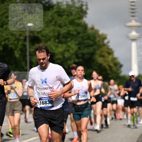 29.06.2025 - hella hamburg halbmarathon Dr. Thomas Lammeyer http://msf.ph/oto/8515237 29.06.2025 10:02:47 Kennedybrücke 1190, 1410, 1485, 1727, 1946, 1951, 1972, 2518, 2840, 2907, 3037, 3091, 3097, 3334, 3715, 3952, 4152, 4167, 5084, 5492, 6294, 6390, 6399, 6585, 6592, 6629, 6657, 6759, 7082, 7232, 7716, 7864, 8068, 8154, 8322, 8639, 8721, 8772, 8798, 9727, 10488, 10724, 11212 meine-sportfotos.de