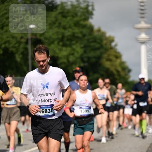 29.06.2025 - hella hamburg halbmarathon Dr. Thomas Lammeyer http://msf.ph/oto/8515243 29.06.2025 10:02:47 Kennedybrücke 1190, 1410, 1485, 1727, 1946, 1951, 1972, 2518, 2840, 2907, 3037, 3091, 3097, 3334, 3715, 3952, 4152, 4167, 5084, 5492, 6294, 6390, 6399, 6585, 6592, 6629, 6657, 6759, 7082, 7232, 7716, 7864, 8068, 8154, 8322, 8639, 8721, 8772, 8798, 9727, 10488, 10724, 11212 meine-sportfotos.de