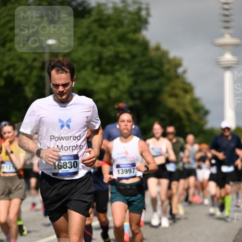 29.06.2025 - hella hamburg halbmarathon Dr. Thomas Lammeyer http://msf.ph/oto/8515248 29.06.2025 10:02:47 Kennedybrücke 1190, 1410, 1485, 1727, 1946, 1951, 1972, 2518, 2840, 2907, 3037, 3091, 3097, 3334, 3715, 3952, 4152, 4167, 5084, 5492, 6294, 6390, 6399, 6585, 6592, 6629, 6657, 6759, 7082, 7232, 7716, 7864, 8068, 8154, 8322, 8639, 8721, 8772, 8798, 9727, 10488, 10724, 11212 meine-sportfotos.de