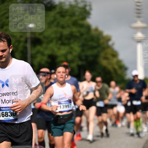 29.06.2025 - hella hamburg halbmarathon Dr. Thomas Lammeyer http://msf.ph/oto/8515272 29.06.2025 10:02:48 Kennedybrücke 1190, 1410, 1485, 1727, 1946, 1951, 1972, 2840, 2907, 3037, 3091, 3097, 3334, 3715, 3952, 4152, 4167, 5084, 5492, 6294, 6390, 6399, 6585, 6592, 6629, 6657, 6759, 7082, 7232, 7716, 7864, 8068, 8154, 8322, 8639, 8721, 8772, 8798, 9727, 9884, 10488, 10724, 11212 meine-sportfotos.de