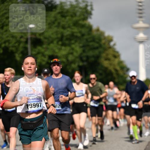 29.06.2025 - hella hamburg halbmarathon Dr. Thomas Lammeyer http://msf.ph/oto/8515298 29.06.2025 10:02:48 Kennedybrücke 1190, 1410, 1485, 1727, 1946, 1951, 1972, 2840, 2907, 3037, 3091, 3097, 3334, 3715, 3952, 4152, 4167, 5084, 5492, 6294, 6390, 6399, 6585, 6592, 6629, 6657, 6759, 7082, 7232, 7716, 7864, 8068, 8154, 8322, 8639, 8721, 8772, 8798, 9727, 9884, 10488, 10724, 11212 meine-sportfotos.de