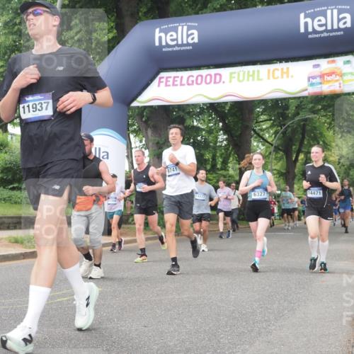 29.06.2025 - hella hamburg halbmarathon KatJ http://msf.ph/oto/8515345 29.06.2025 10:46:45 Zwischen KM18-KM19 2426, 3780, 6327 meine-sportfotos.de