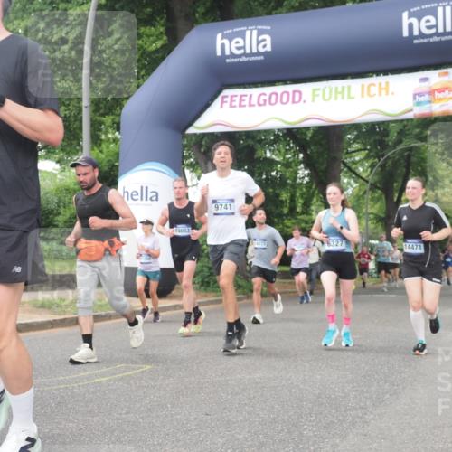 29.06.2025 - hella hamburg halbmarathon KatJ http://msf.ph/oto/8515358 29.06.2025 10:46:45 Zwischen KM18-KM19 2426, 3780, 6327 meine-sportfotos.de