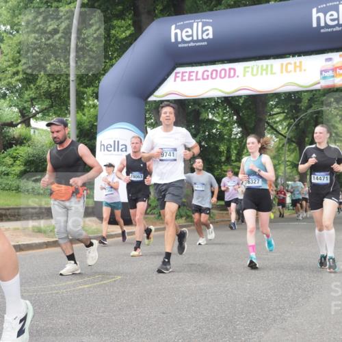 29.06.2025 - hella hamburg halbmarathon KatJ http://msf.ph/oto/8515364 29.06.2025 10:46:45 Zwischen KM18-KM19 2426, 3780, 6327 meine-sportfotos.de