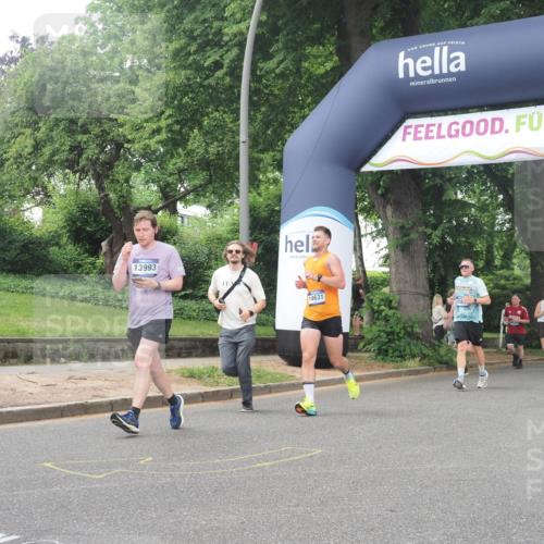 29.06.2025 - hella hamburg halbmarathon KatJ http://msf.ph/oto/8515401 29.06.2025 10:46:48 Zwischen KM18-KM19 3780, 6327, 8481 meine-sportfotos.de