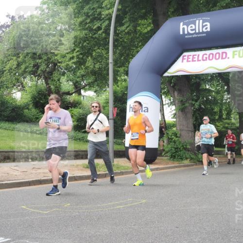 29.06.2025 - hella hamburg halbmarathon KatJ http://msf.ph/oto/8515407 29.06.2025 10:46:48 Zwischen KM18-KM19 3780, 6327, 8481 meine-sportfotos.de
