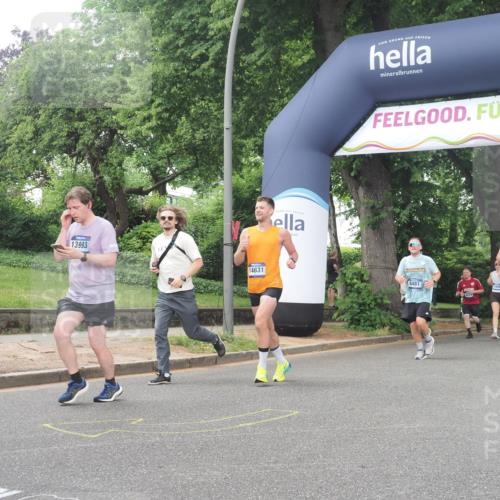 29.06.2025 - hella hamburg halbmarathon KatJ http://msf.ph/oto/8515413 29.06.2025 10:46:49 Zwischen KM18-KM19 3780, 6327, 8481 meine-sportfotos.de