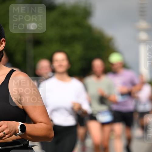 29.06.2025 - hella hamburg halbmarathon Dr. Thomas Lammeyer http://msf.ph/oto/8515538 29.06.2025 10:02:55 Kennedybrücke 1190, 1410, 1485, 1715, 1719, 1946, 1951, 1972, 2741, 2840, 2907, 2911, 3037, 3091, 3097, 3715, 4839, 5084, 5391, 5492, 6294, 6390, 6399, 6585, 6629, 7082, 7232, 7716, 7864, 8068, 8154, 8322, 8639, 8721, 8772, 8798, 9655, 9727, 9884, 10266, 10488, 11068, 11212 meine-sportfotos.de