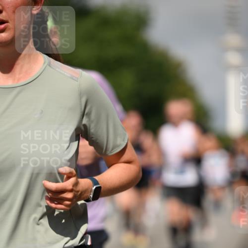 29.06.2025 - hella hamburg halbmarathon Dr. Thomas Lammeyer http://msf.ph/oto/8515630 29.06.2025 10:02:58 Kennedybrücke 1190, 1366, 1485, 1506, 1715, 1719, 1946, 1951, 1972, 2741, 2840, 2907, 2911, 3037, 3091, 3097, 3715, 4839, 5084, 5391, 5492, 5866, 6390, 6399, 6585, 6629, 7082, 7129, 7130, 7232, 7716, 7864, 8068, 8154, 8322, 8639, 8721, 8772, 8798, 9655, 9727, 9884, 10266, 10488, 11068, 11212 meine-sportfotos.de