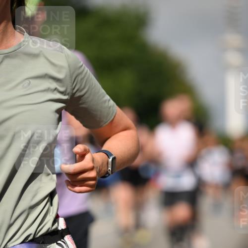 29.06.2025 - hella hamburg halbmarathon Dr. Thomas Lammeyer http://msf.ph/oto/8515636 29.06.2025 10:02:58 Kennedybrücke 1190, 1366, 1485, 1506, 1715, 1719, 1946, 1951, 1972, 2741, 2840, 2907, 2911, 3037, 3091, 3097, 3715, 4839, 5084, 5391, 5492, 5866, 6390, 6399, 6585, 6629, 7082, 7129, 7130, 7232, 7716, 7864, 8068, 8154, 8322, 8639, 8721, 8772, 8798, 9655, 9727, 9884, 10266, 10488, 11068, 11212 meine-sportfotos.de