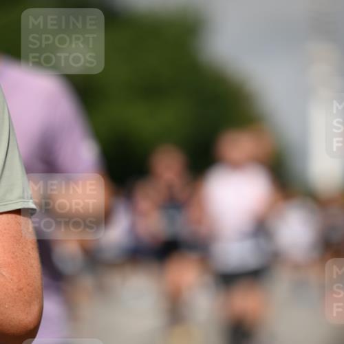 29.06.2025 - hella hamburg halbmarathon Dr. Thomas Lammeyer http://msf.ph/oto/8515643 29.06.2025 10:02:58 Kennedybrücke 1190, 1366, 1485, 1506, 1715, 1719, 1946, 1951, 1972, 2741, 2840, 2907, 2911, 3037, 3091, 3097, 3715, 4839, 5084, 5391, 5492, 5866, 6390, 6399, 6585, 6629, 7082, 7129, 7130, 7232, 7716, 7864, 8068, 8154, 8322, 8639, 8721, 8772, 8798, 9655, 9727, 9884, 10266, 10488, 11068, 11212 meine-sportfotos.de