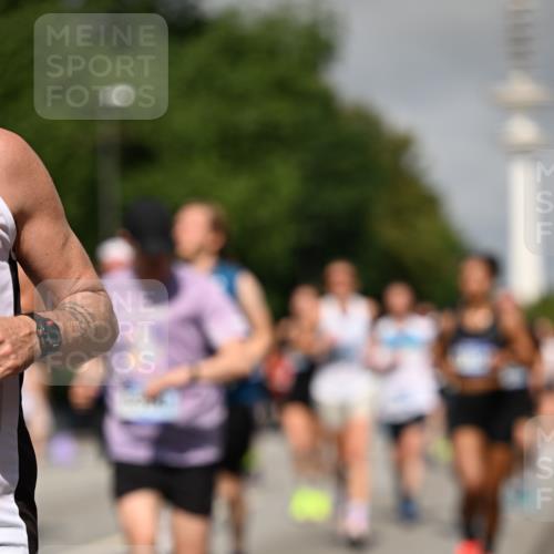 29.06.2025 - hella hamburg halbmarathon Dr. Thomas Lammeyer http://msf.ph/oto/8515690 29.06.2025 10:03:01 Kennedybrücke 1190, 1366, 1485, 1506, 1715, 1719, 1946, 1951, 1972, 2741, 2840, 2907, 2911, 3037, 3091, 3097, 3715, 4467, 4839, 5084, 5391, 5492, 5866, 6390, 6399, 6416, 6585, 6629, 7082, 7129, 7130, 7232, 7395, 7716, 7864, 8068, 8154, 8322, 8639, 8721, 8772, 8798, 9655, 9727, 9884, 10266, 10488, 11041, 11068, 11212 meine-sportfotos.de