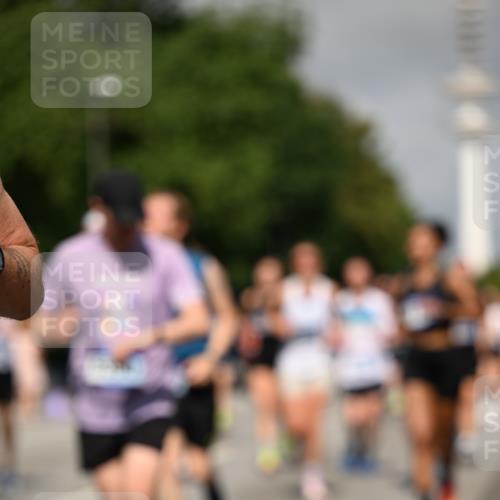 29.06.2025 - hella hamburg halbmarathon Dr. Thomas Lammeyer http://msf.ph/oto/8515697 29.06.2025 10:03:02 Kennedybrücke 1190, 1366, 1485, 1506, 1715, 1719, 1946, 1951, 1972, 2741, 2840, 2907, 2911, 3037, 3097, 3715, 4467, 4839, 5391, 5492, 5866, 6390, 6399, 6416, 6585, 7082, 7129, 7130, 7232, 7395, 7864, 8068, 8154, 8322, 8639, 8721, 8772, 8798, 9655, 9727, 9884, 9922, 10266, 10488, 11041, 11068 meine-sportfotos.de