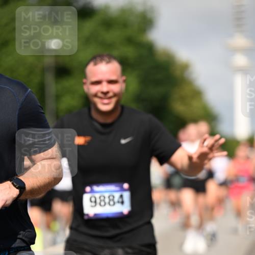 29.06.2025 - hella hamburg halbmarathon Dr. Thomas Lammeyer http://msf.ph/oto/8515866 29.06.2025 10:03:07 Kennedybrücke 1190, 1366, 1485, 1506, 1715, 1719, 1972, 2630, 2741, 2907, 2911, 3037, 3715, 4467, 4839, 5391, 5457, 5458, 5465, 5492, 5866, 6390, 6399, 6416, 6585, 7129, 7130, 7395, 7833, 7864, 8154, 8322, 8509, 8721, 8772, 8798, 9142, 9655, 9884, 9922, 10266, 10488, 11041, 11068 meine-sportfotos.de