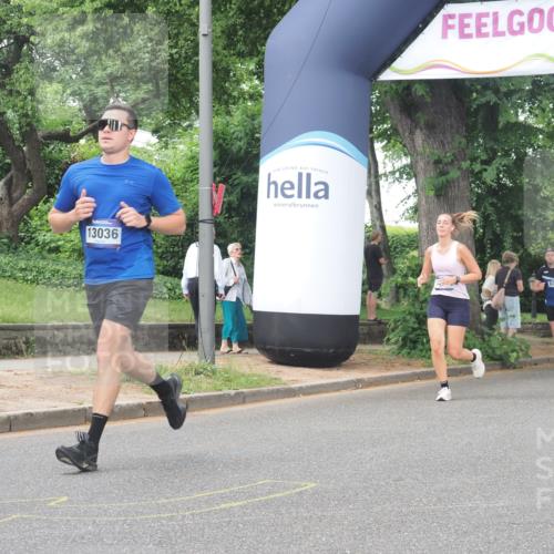 29.06.2025 - hella hamburg halbmarathon KatJ http://msf.ph/oto/8516001 29.06.2025 10:47:12 Zwischen KM18-KM19 5272, 8749 meine-sportfotos.de