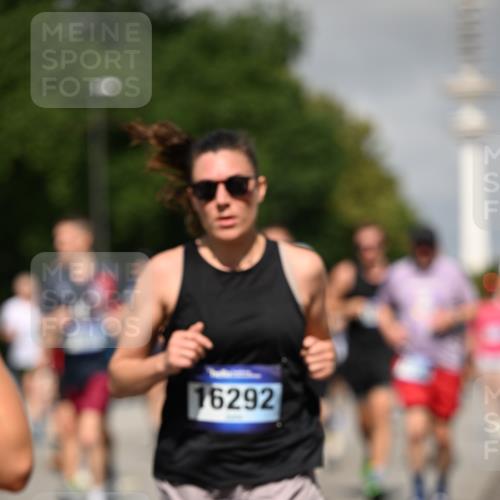 29.06.2025 - hella hamburg halbmarathon Dr. Thomas Lammeyer http://msf.ph/oto/8516112 29.06.2025 10:03:13 Kennedybrücke 1366, 1506, 1715, 1719, 1914, 1972, 2630, 2741, 2911, 4120, 4426, 4467, 4839, 5391, 5457, 5458, 5465, 5492, 5866, 6390, 6399, 6416, 6585, 7129, 7130, 7395, 7833, 7864, 8154, 8509, 8542, 8652, 8772, 9142, 9655, 9884, 9903, 9922, 10266, 10488, 10519, 11041, 11068 meine-sportfotos.de
