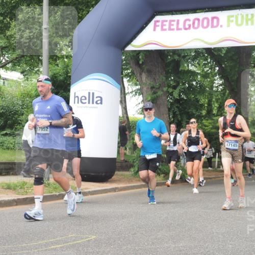 29.06.2025 - hella hamburg halbmarathon KatJ http://msf.ph/oto/8516131 29.06.2025 10:47:15 Zwischen KM18-KM19 5272, 6309, 8003 meine-sportfotos.de