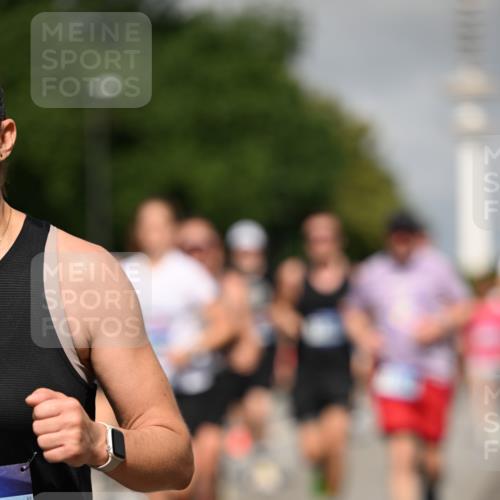 29.06.2025 - hella hamburg halbmarathon Dr. Thomas Lammeyer http://msf.ph/oto/8516133 29.06.2025 10:03:14 Kennedybrücke 1319, 1366, 1506, 1715, 1719, 1914, 2630, 2741, 2911, 4120, 4426, 4467, 4837, 4839, 5391, 5457, 5458, 5465, 5866, 6390, 6416, 6585, 7129, 7130, 7395, 7833, 7864, 8154, 8509, 8542, 8652, 8772, 9142, 9655, 9884, 9903, 9922, 10266, 10488, 10519, 11039, 11041, 11068 meine-sportfotos.de