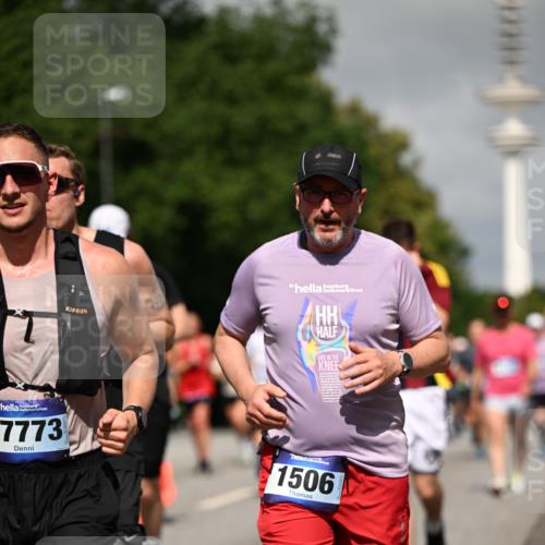 29.06.2025 - hella hamburg halbmarathon Dr. Thomas Lammeyer http://msf.ph/oto/8516176 29.06.2025 10:03:16 Kennedybrücke 1319, 1366, 1506, 1715, 1719, 1914, 2282, 2630, 2741, 2911, 4120, 4426, 4467, 4837, 4839, 5299, 5391, 5457, 5458, 5465, 5866, 6416, 6585, 7033, 7037, 7129, 7130, 7395, 7833, 7864, 8154, 8509, 8542, 8652, 9142, 9655, 9884, 9903, 9922, 10020, 10266, 10488, 10518, 10519, 11039, 11041, 11068 meine-sportfotos.de