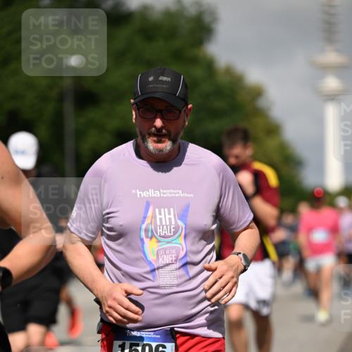 29.06.2025 - hella hamburg halbmarathon Dr. Thomas Lammeyer http://msf.ph/oto/8516191 29.06.2025 10:03:17 Kennedybrücke 1319, 1366, 1506, 1595, 1715, 1719, 1914, 2282, 2630, 2741, 2911, 4120, 4426, 4467, 4837, 4839, 5277, 5299, 5391, 5457, 5458, 5465, 5866, 6416, 6585, 7033, 7037, 7129, 7130, 7395, 7833, 7864, 8509, 8542, 8652, 8929, 9142, 9655, 9884, 9903, 9922, 10020, 10266, 10488, 10518, 10519, 11039, 11041, 11068 meine-sportfotos.de